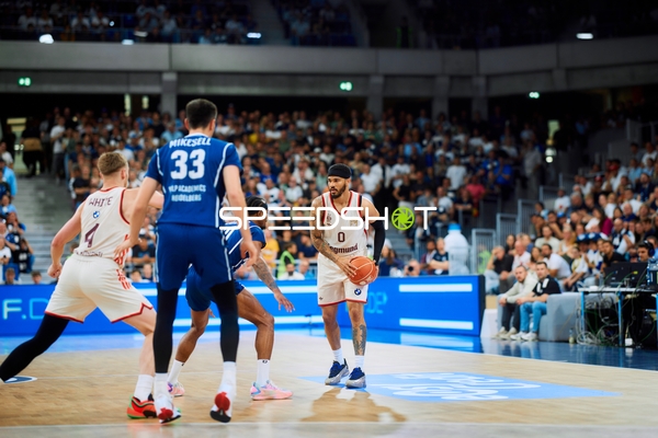 Weiler-Babb dribbelt, Verteidigung