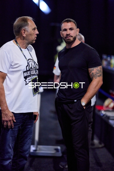 Ringside-Zone Face-Off