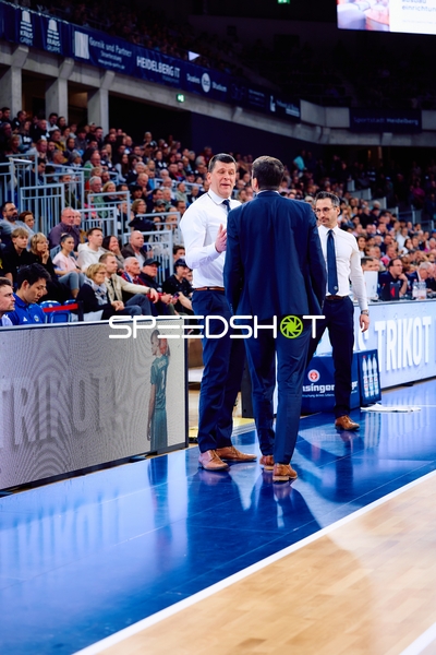 Trainerdiskussion an der Seitenlinie