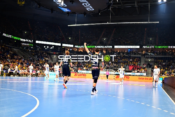 78; HSV Hamburg und 24; HSV Hamburg mit Teamkollegen