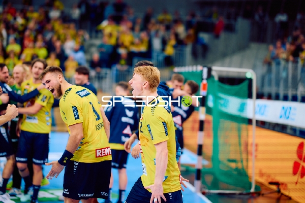 Spieler feiern nach einem Torerfolg