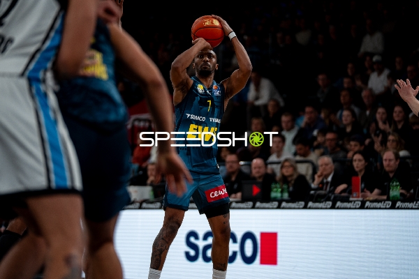 Dakarai Tucker (7; EWE Baskets Oldenburg) mit Wurf