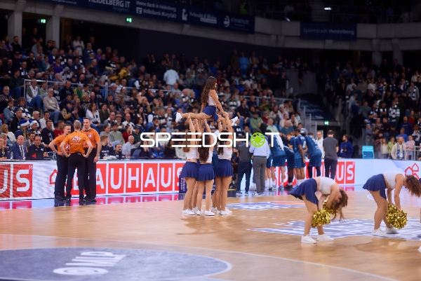 Cheerleader-Performance während der Spielpause