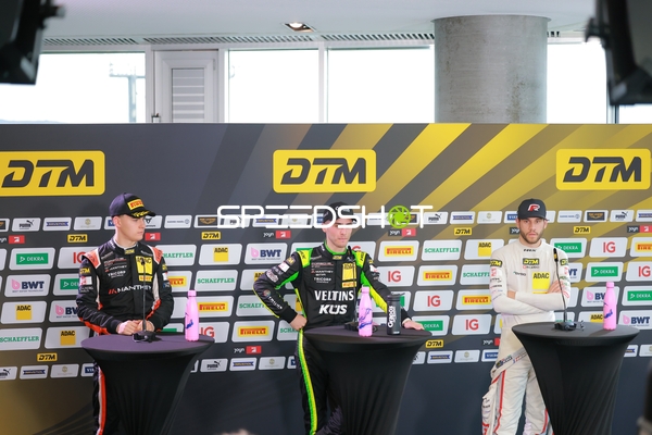 DTM Fahrer bei Pressekonferenz