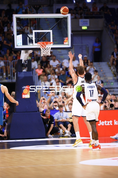 Tristan da Silva (5; Deutschland) wirft auf den Korb