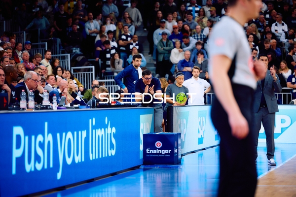 Basketball-Coach beim Klatschen