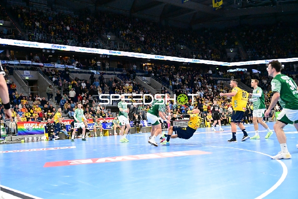 Mathias Gidsel (19; Füchse Berlin) und Jannik Kohlbacher (80; Rhein Neckar Löwen) im Zweikampf