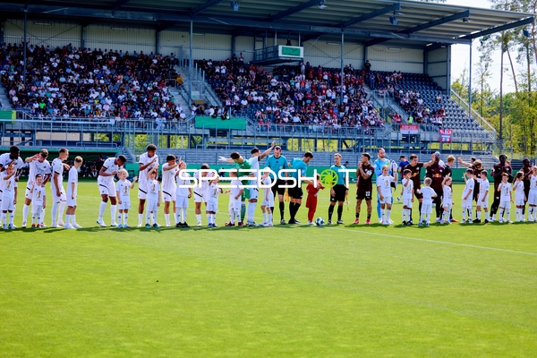 Teamaufstellung vor Anpfiff DFB Pokal