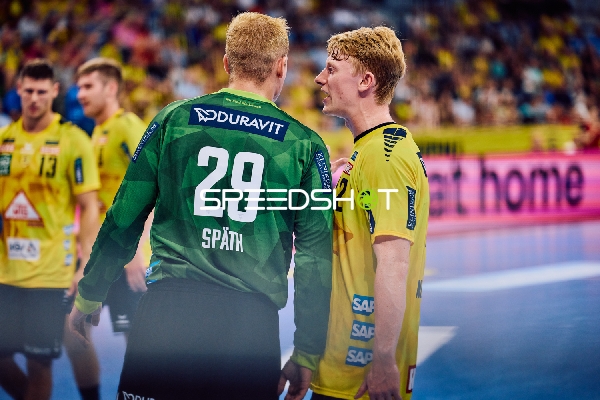 Spieler sprechen miteinander