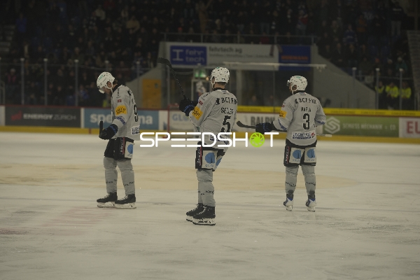 Marcus Sörensen (9; Fribourg-Gotteron) mit Teamkollegen auf dem Eis