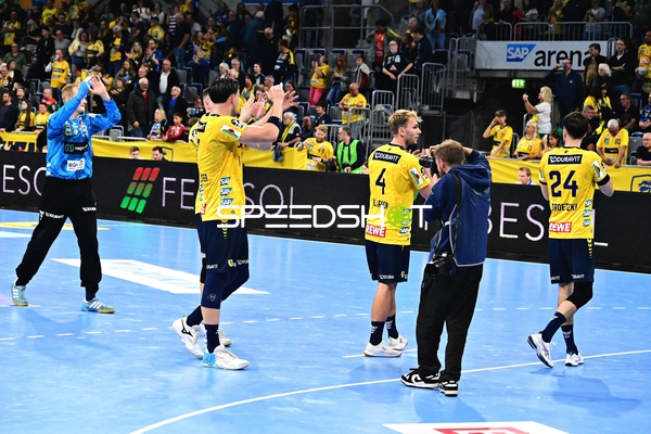 Rhein-Neckar Löwen applaudieren vor heimischem Publikum
