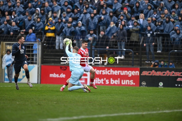 Ballfang von Niklas Kastenhofer (33; SV Babelsberg 03) vor Axel Borgmann (20; FC Energie Cottbus)