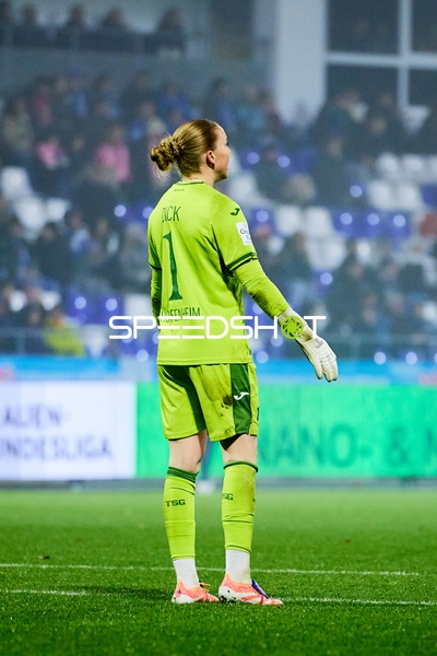 Torwart Laura Dick (1; TSG Hoffenheim Frauen) in Aktion