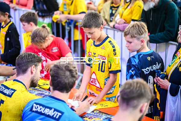 Autogrammstunde mit den Spielern der Rhein-Neckar Löwen.