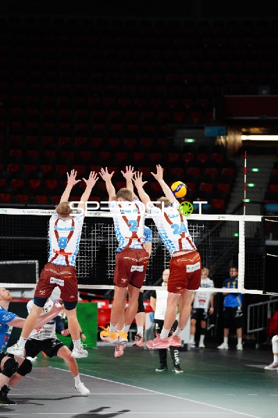 Spielszene mit Simon Gallas (24; WWK Volleys Herrsching), Bastian Korreck (2; WWK Volleys Herrsching) und Janik Sambale (8; WWK Volleys Herrsching)