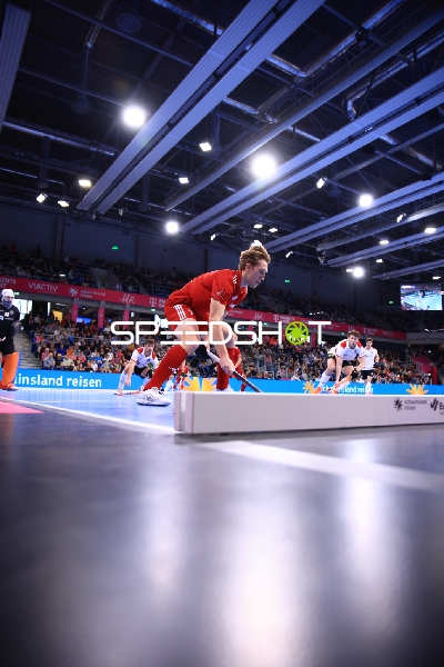 11; Polen mit Ball gegen Fülöp LOSONCI (4; Österreich) und Sebastian EITENBERGER (5; Österreich)