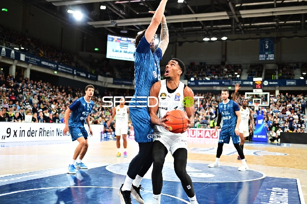 David NGuessan (1; Basketball Löwen Braunschweig) mit Ball