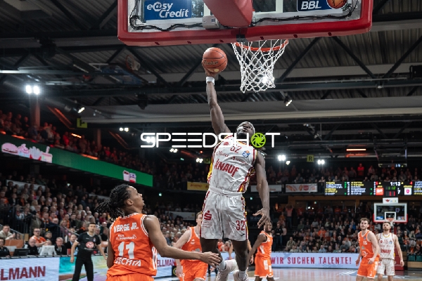 Dunk mit Charles Thompson (32; Würzburg Baskets)