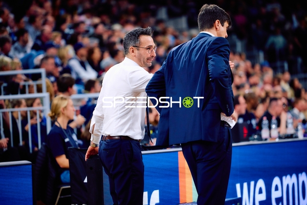 Trainerdiskussion an der Seitenlinie