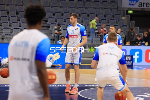 Lorenz Brenneke (21; Frankfurt Skyliners) und Radii Caisin (16; Frankfurt Skyliners) in Aktion