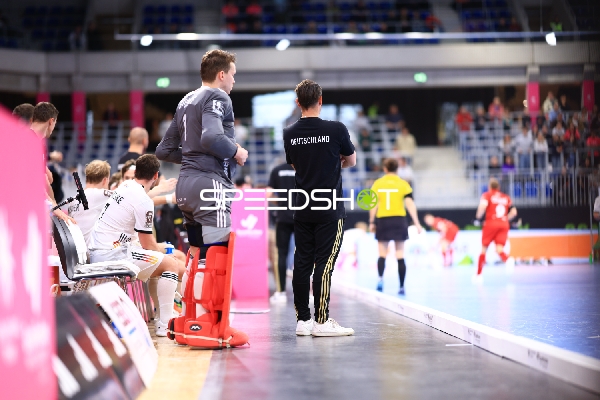 Torwart Lukas Stumpf (1; Deutschland) an der Seitenlinie