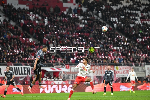 Kopfball-Duell im Spiel