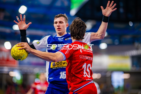 Tom Wolf (10, SG BBM Bietigheim) gegen Simone Mengon (15, ThSV Eisenach)