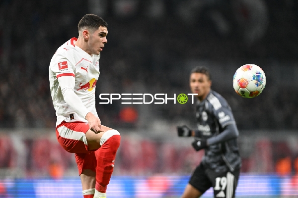 Ballkontaktvorbereitung von Kosta Nedeljkovic (19; RB Leipzig)