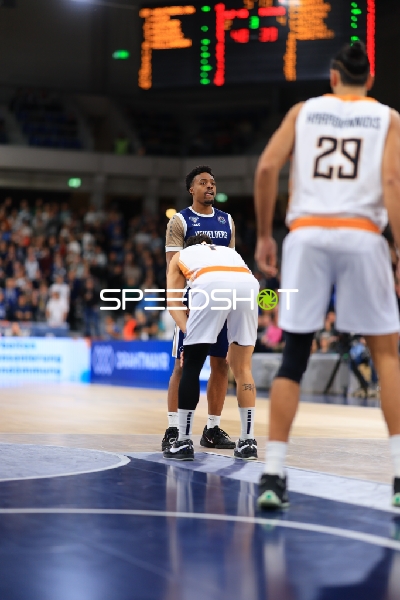 Szene mit Samuell Williamson (10; MLP Academics Heidelberg) und Antonios Karagiannidis (29; Promitheas Patras Vikos Cola)