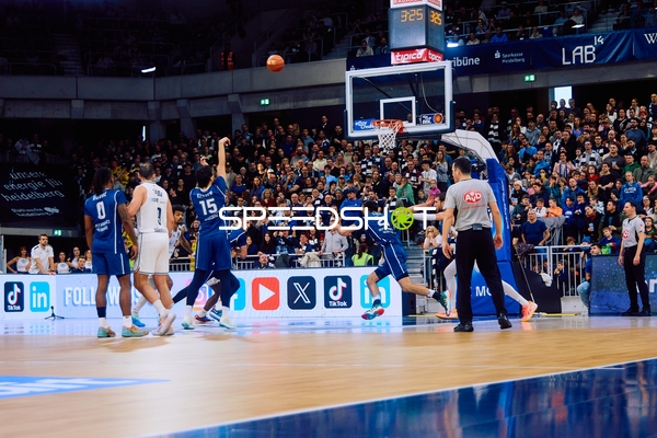 Ein Spieler von Brose Bamberg (Nr. 15) macht einen Sprungwurf.