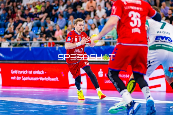 Pass Tom Wolf (10;SG BBM Bietigheim) an Jonathan Fischer (36;SG BBM Bietigheim)