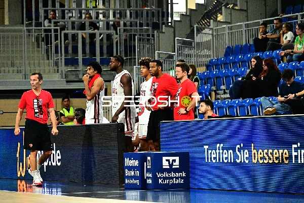 Spieler von JL Bourg Basket an Seitenlinie
