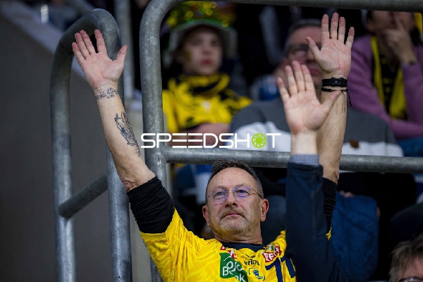 Fan-Szene in gelben Trikots