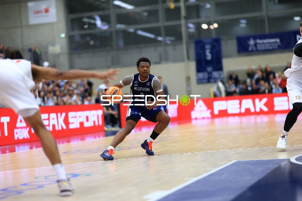 DJ Horne (0; MLP Academics Heidelberg) mit Ball in Aktion