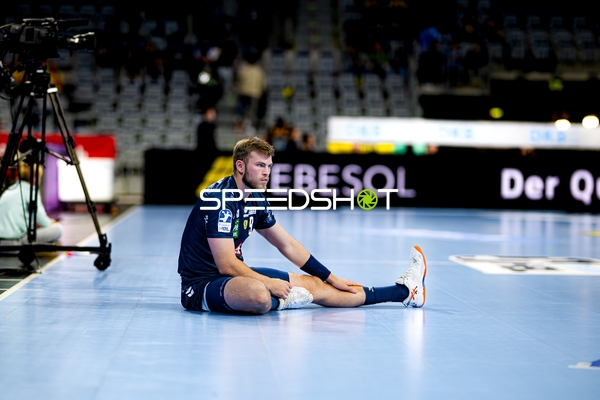 Spieler Steven Plucnar Jacobsen (9; Rhein Neckar Löwen) sitzt