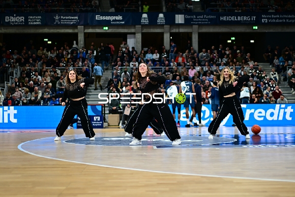 Basketball-Szene mit Tänzerinnen