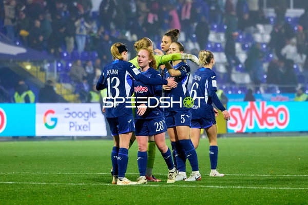 Spielerinnen feiern zusammen