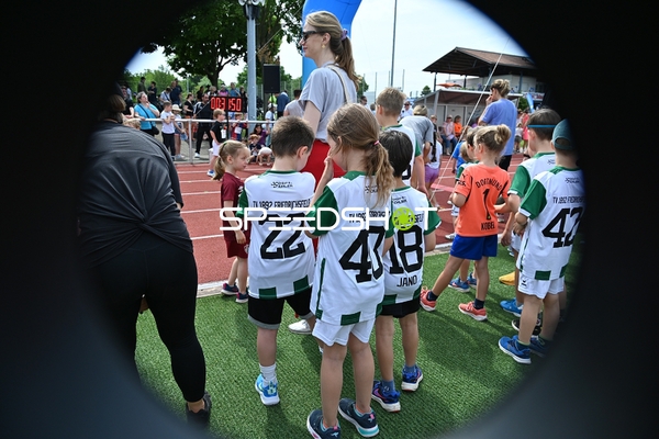 Kinder in weißen Trikots warten