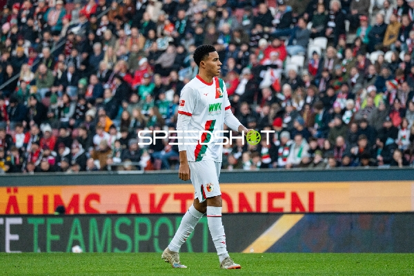 Spieler Noahkai Banks (40; FC Augsburg) in Aktion
