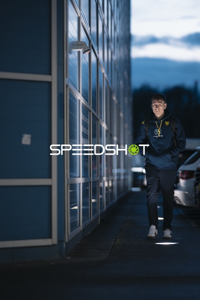 Florian Schulz (998; Rhein Neckar Löwen) auf dem Gehweg