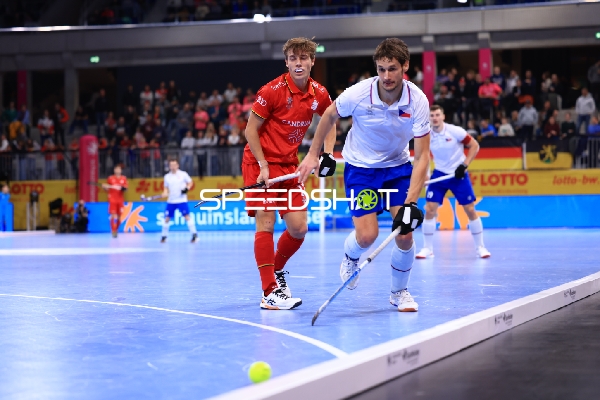 Martin SEEMANN (22; Tschechien) mit Ball, Nicolas BOGAERTS (12; Belgien) in Verteidigung