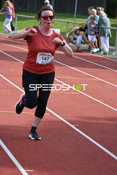 Startnummer 147 läuft auf Bahn