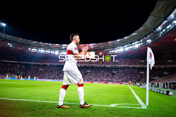 Ermedin Demirovic (9; VfB Stuttgart) am Eckballpunkt