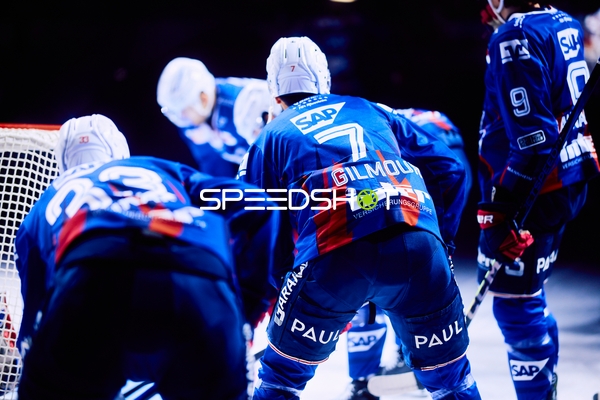 Adler Mannheim beim Aufwärmen vor dem Spiel