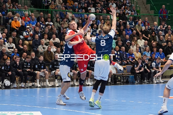 Dainis Krištopāns (10; MT Melsungen) im Zweikampf mit Soeren Servos (6; Bergischer HC)