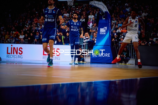 Spieler in Bewegung auf dem Basketballfeld