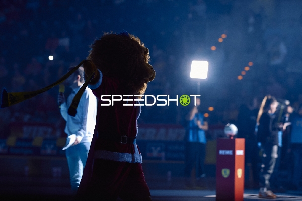 Maskottchen bei der Spielvorbereitung