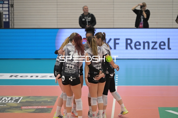 Punktgewinn-Feier mit Isabel Kovacic (11; Schwarz-Weiß Erfurt) und Teamkollegen