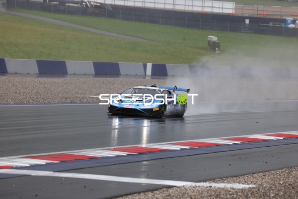 Rennfahrzeug auf nasser Strecke