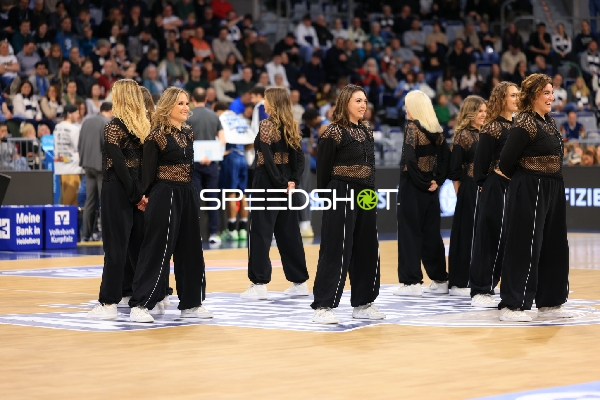 Basketball-Szene mit Cheerleadern